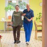 Glückliche Bewohnerin bei Physiotherapie