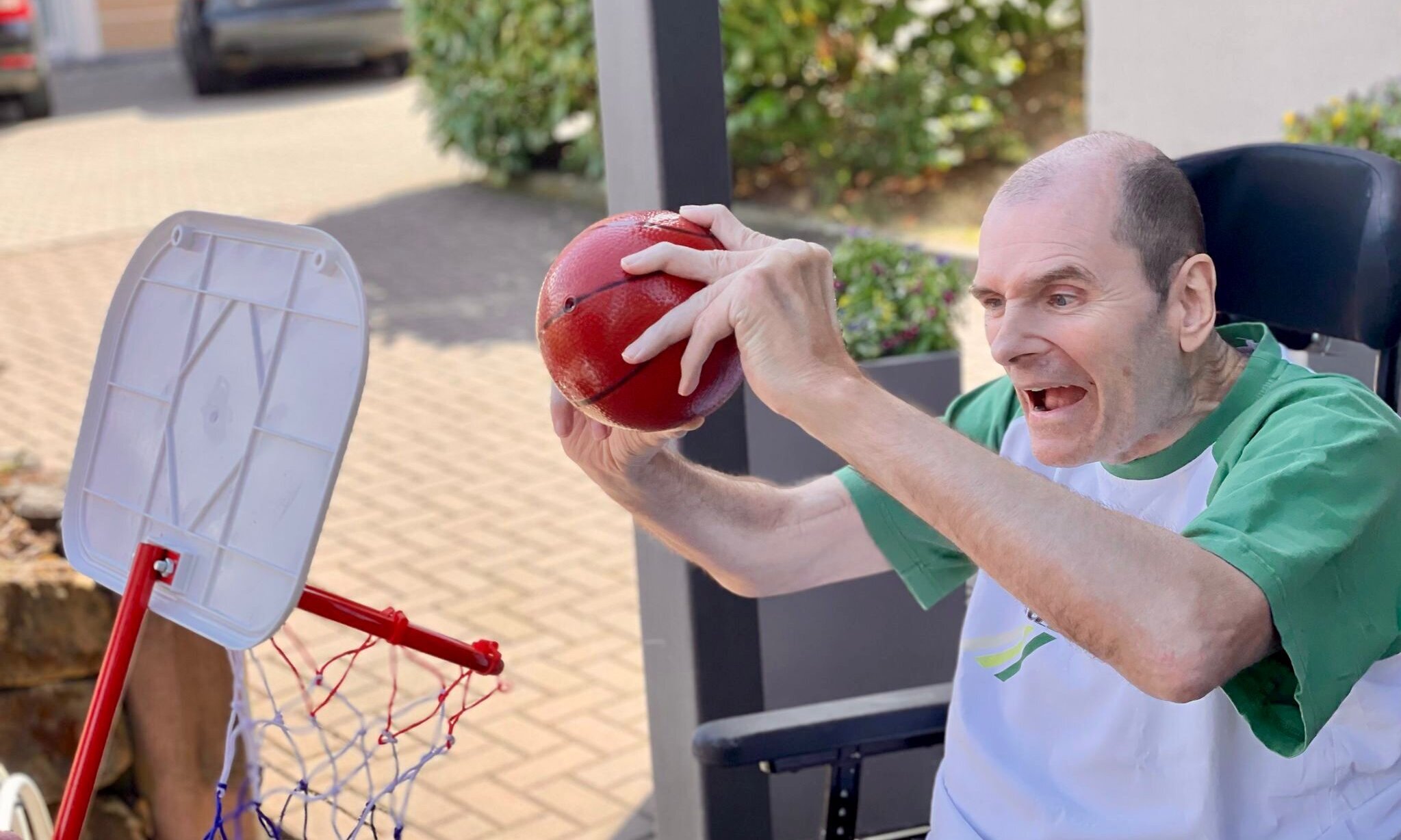 Bewohner beim Basketball spielen