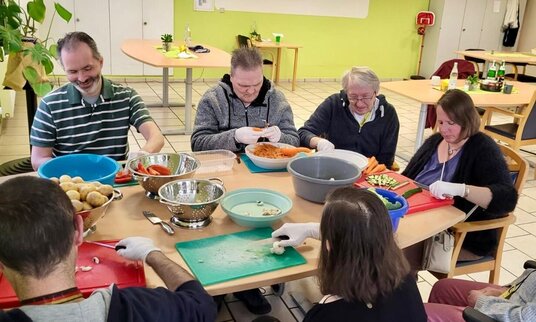 Wohngruppe beim Essen