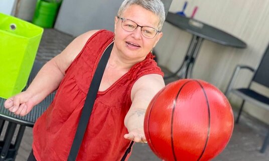 Bewohnerin beim Basketball spielen