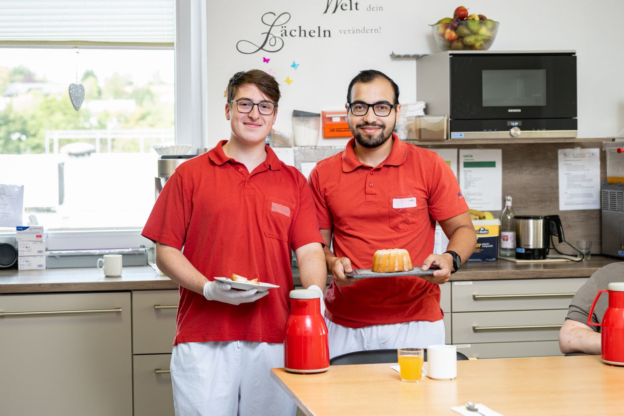 Servicekräfte in der Küche der Wohngruppe 